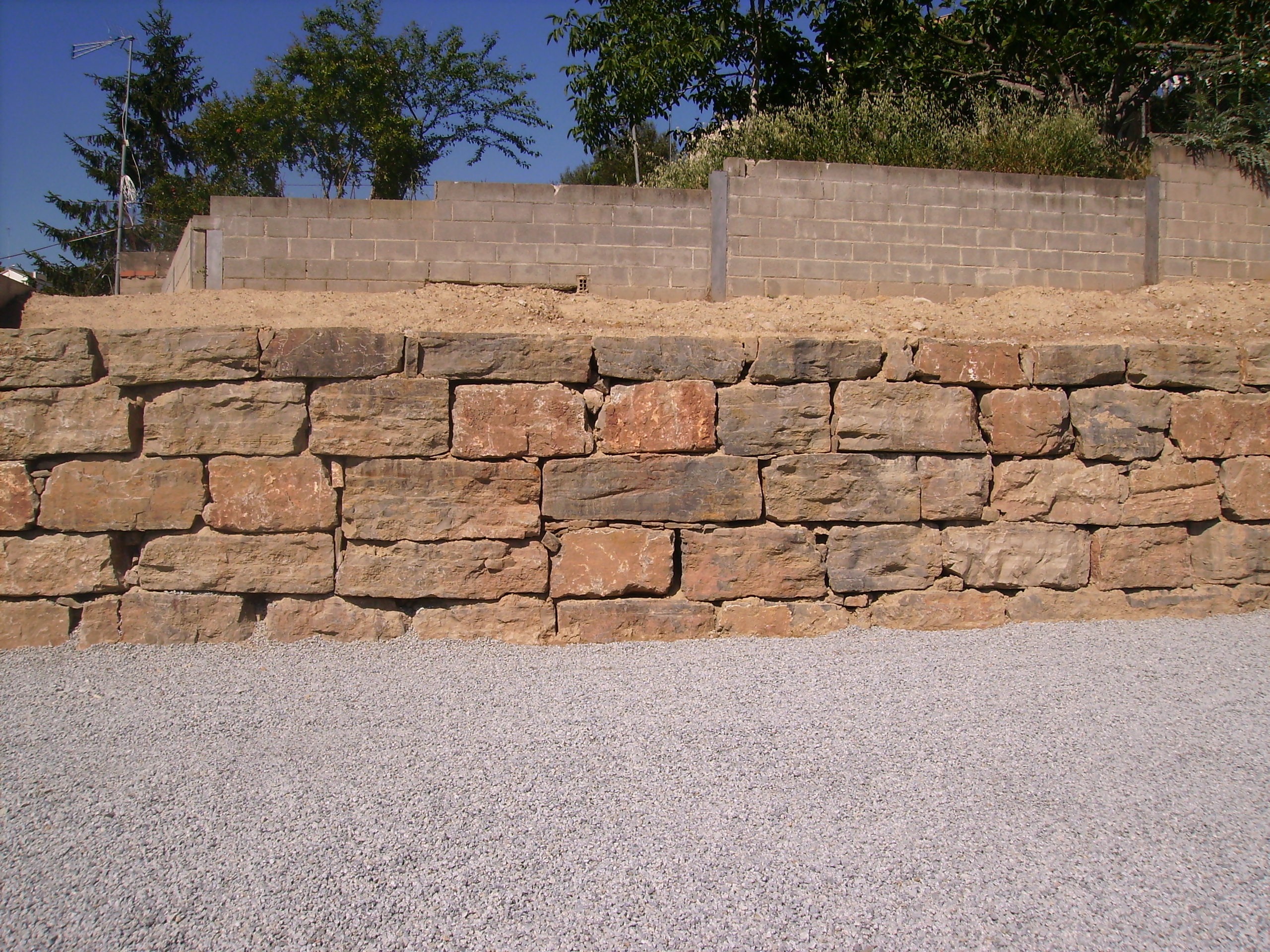 Muros de piedra y rocalla excavacions2rius